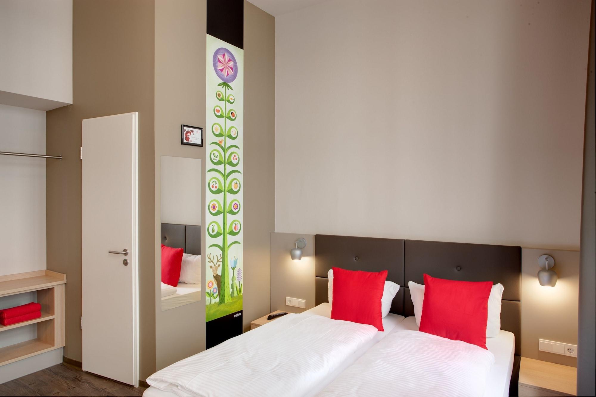 Meininger Hotel Berlin Mitte Esterno foto